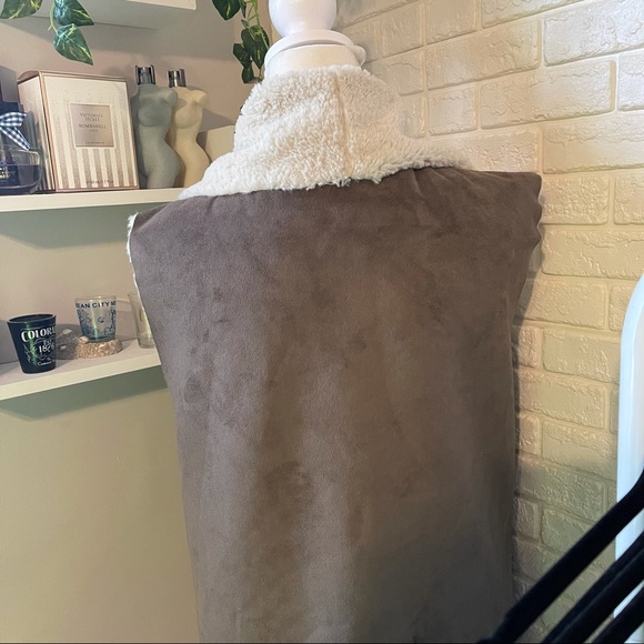 Vest - Picture 6 of 7